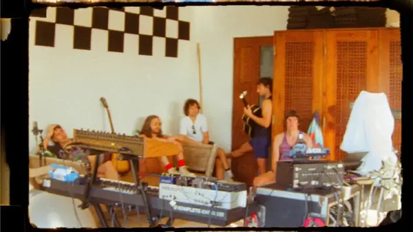 The Strokes lançam 'Reality Awaits', primeiro disco em seis anos produzido por Rick Rubin