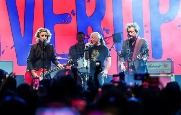 Billie Joe Armstrong e Bruce Dickinson cantam Bowie juntos em surpresa na Comic-Con