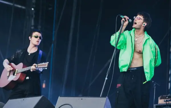 Reading e Leeds 2026 anuncia line-up com Florence, Charli XCX e Fontaines D.C.