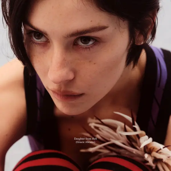 Gracie Abrams conquista o primeiro lugar na Billboard 200 com 'Daughter From Hell'