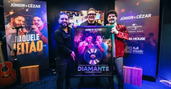 Junior e Cezar recebem Disco de Diamante por Cheiro de Culpado e confirmam Barretos