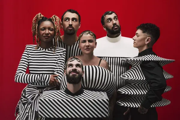 Lamparina apresenta o show de lançamento de Delírio Coletivo no Cine Joia