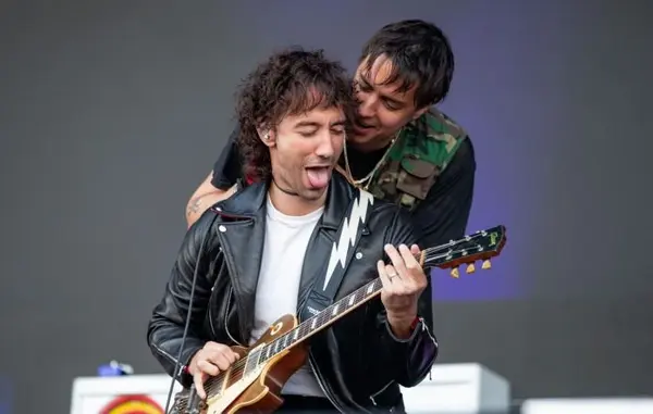 The Strokes lançam Reality Awaits, primeiro álbum em seis anos