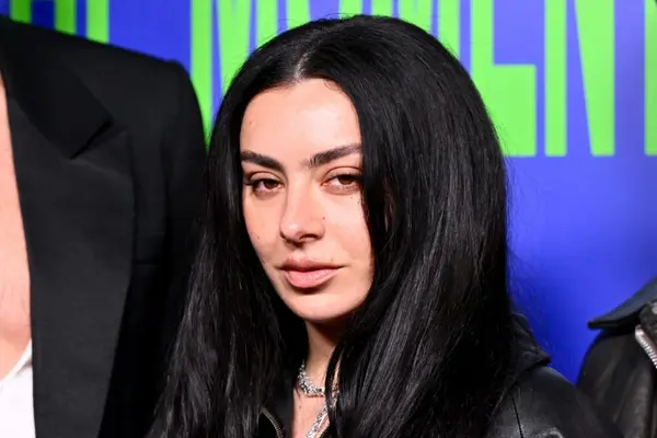 Charli XCX anuncia Music, Fashion, Film com Martin Scorsese na capa