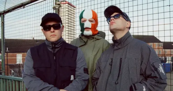 Trio irlandês KNEECAP anuncia primeiro show no Brasil em outubro no Cine Joia
