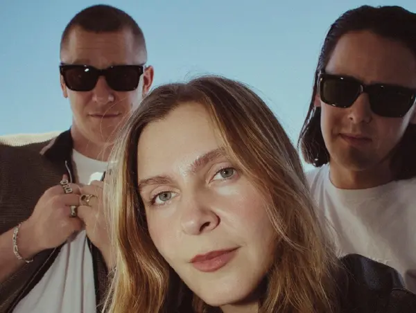 Jungle anuncia o álbum Sunshine e lança o single Carry On como prévia do quinto disco