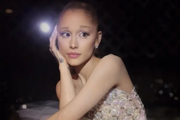 Ariana Grande revela tracklist de Petal, novo álbum que chega em 31 de julho