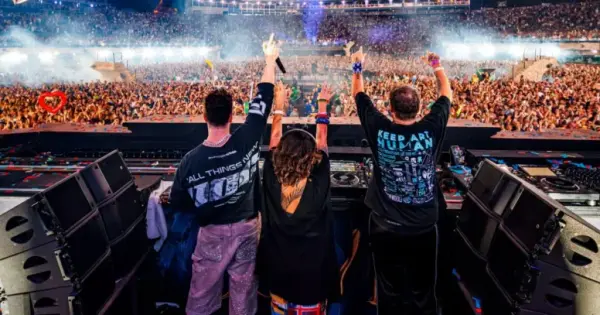 Alok homenageia 30 anos de carreira dos pais no palco principal do Tomorrowland