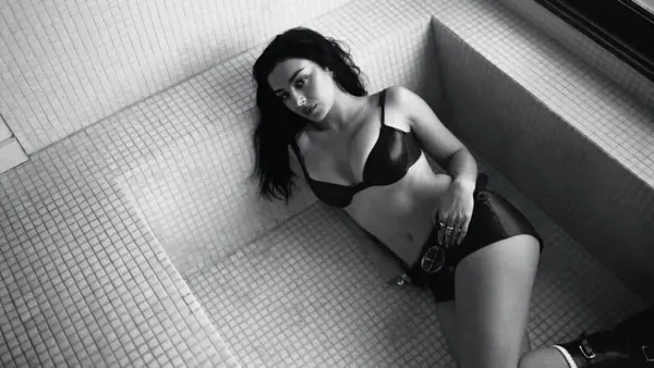 Charli XCX faz sessão de escuta imersiva de novo álbum em cinemas de São Paulo