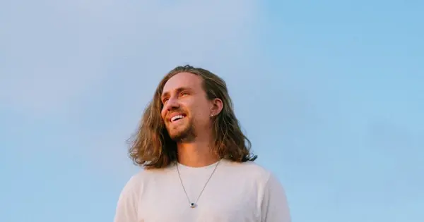 Vitor Kley leva a turnê Sozinho e Bem Acompanhado ao Brasil e à Europa